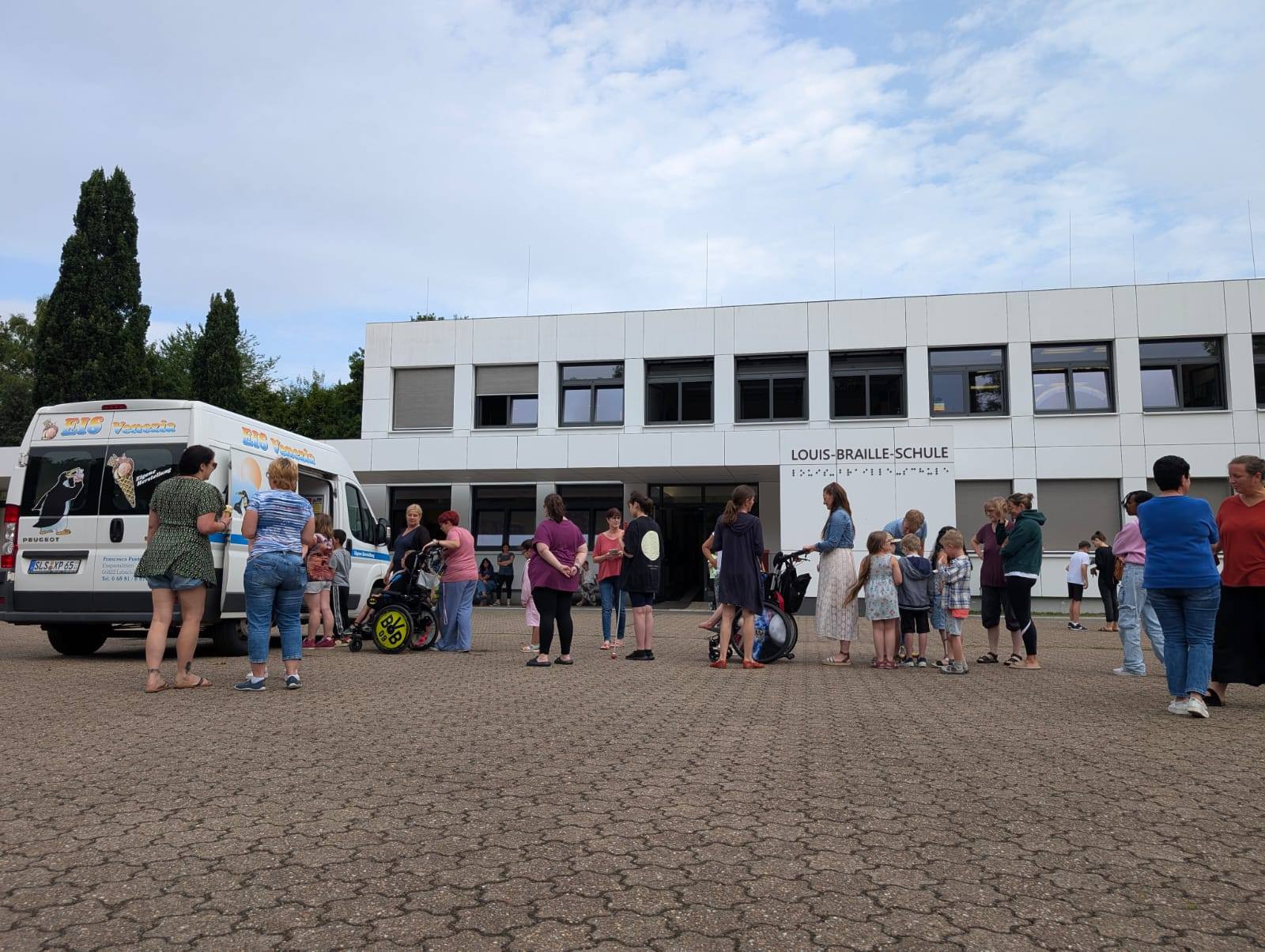Gruppenfoto%20auf%20dem%20Schulhof%20mit%20dem%20Eiswagen